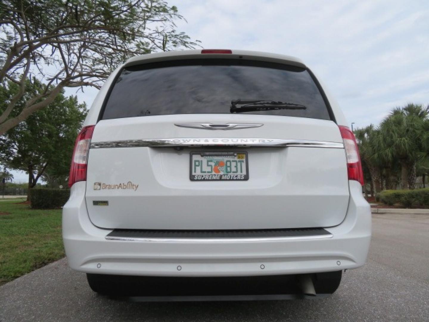 2014 White /Black Chrysler Town & Country (2C4RC1BG4ER) , located at 4301 Oak Circle #19, Boca Raton, FL, 33431, (954) 561-2499, 26.388861, -80.084038 - Photo#18